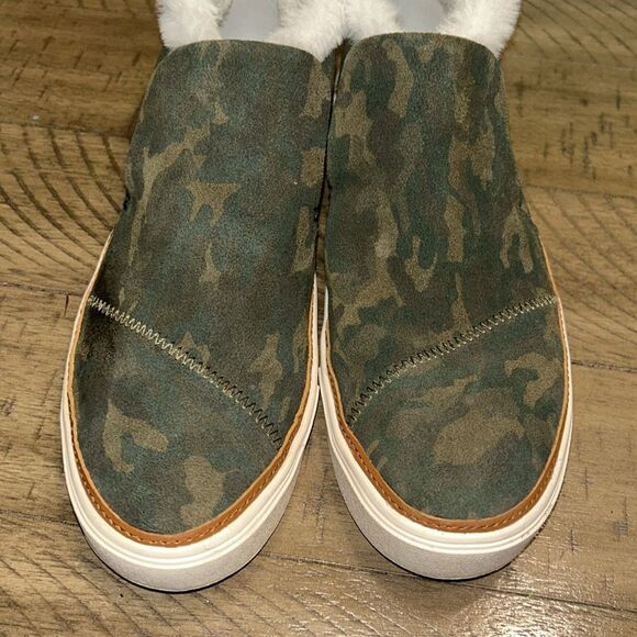 Toms Green Camo Slip-On Shoes with White Fur Lining - Picture 6 of 13